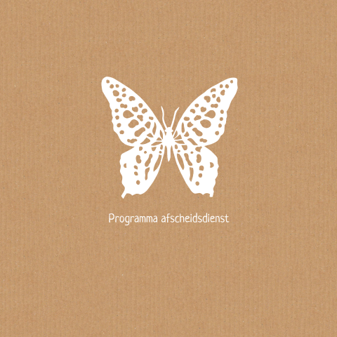 Programma uitvaart met witte vlinder op bruin karton